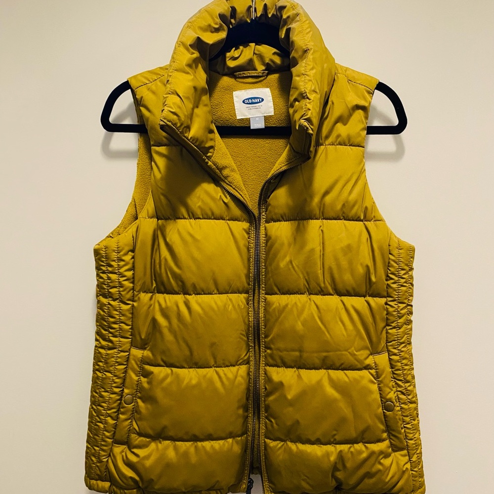 Like new Old Navy puff vest - size M